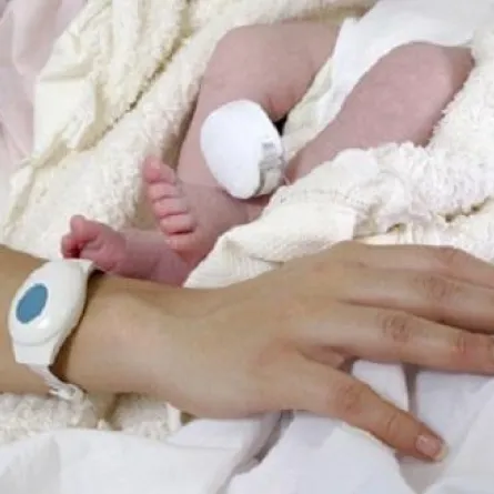 ممرضات يغلقن فم رضيع بشريط لمنعه من البكاء والصحة تحقق