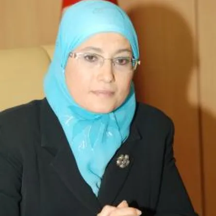 مامية البنا أول وزيرة تونسية محجبة