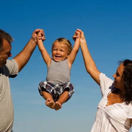 تدليلك يؤخر نطق طفلك!