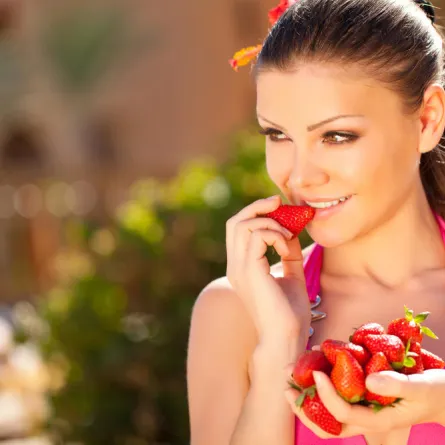 الفريز والتوت لتقشير اليدين والقدمين