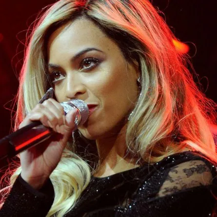 Beyonce تفاجئ الجمهور في مهرجان  Super Bowl