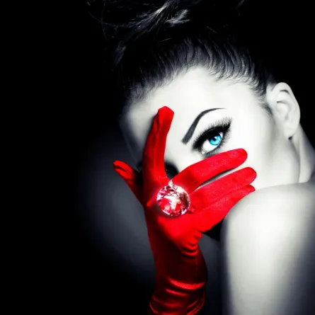 20 اكسسواراً باللون الأحمر