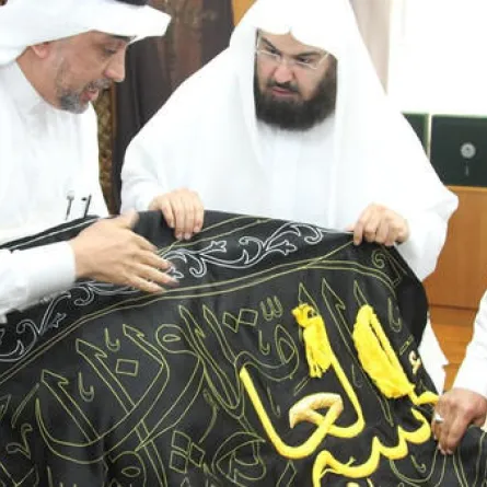 وفد سعودي يجول العالم بحثًا عن ماكينات لكسوة الكعبة