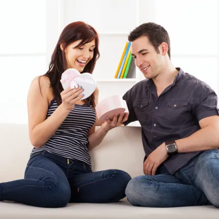 هدايا فترة الخطوبة.. من أحق بها الشاب أم الفتاة؟