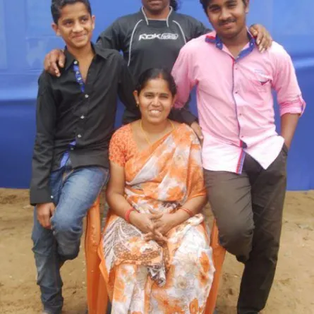 بالصور.. رجل يستغل زوجته لألعاب خطرة