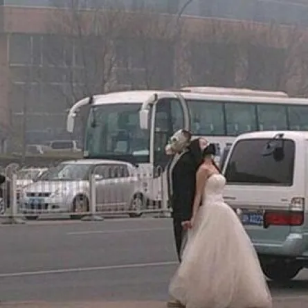 عروسان صينيان يحتفلان بزفافهما بأقنعة الغاز!