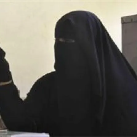 المعلمة التي قصت شعر التلميذتين: كان «هزاراً»