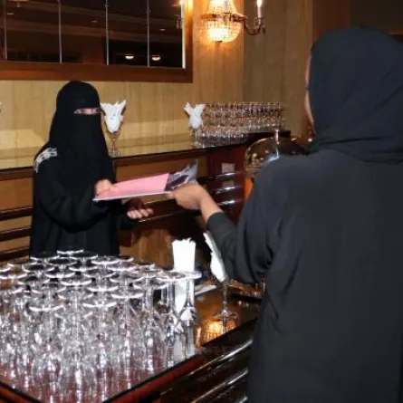 فتيات سعوديات يقتحمن المطاعم والمقاهي