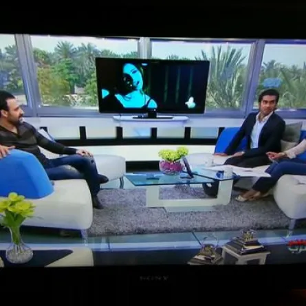 جو أشقر لم يراع آداب الجلوس