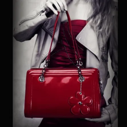 إكسسواراتك باللون الأحمر