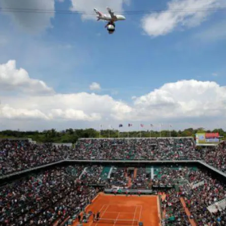 طائرة إماراتية تخطف الأضواء في ملاعب رولان غاروس