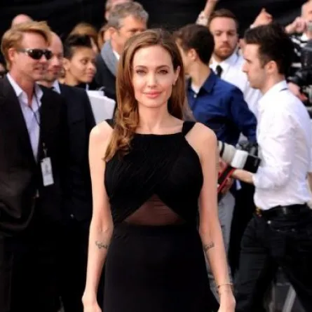 Angelina Jolie تتألق بالأسود في أول ظهور لها