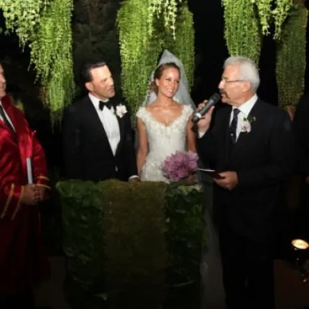 بانة في القفص الذهبي بتوقيع إيلي صعب