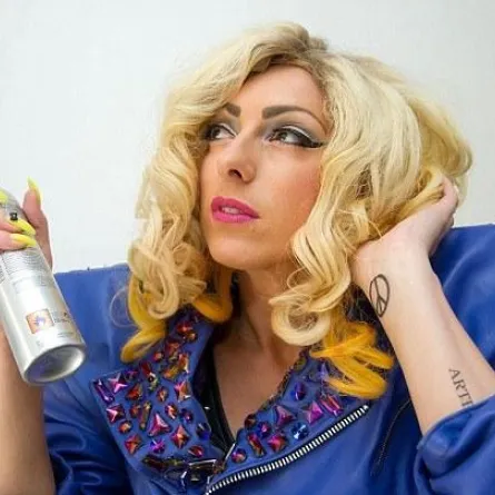 شابة تنفق آلاف الدولارت لتتشبّه بـLady Gaga