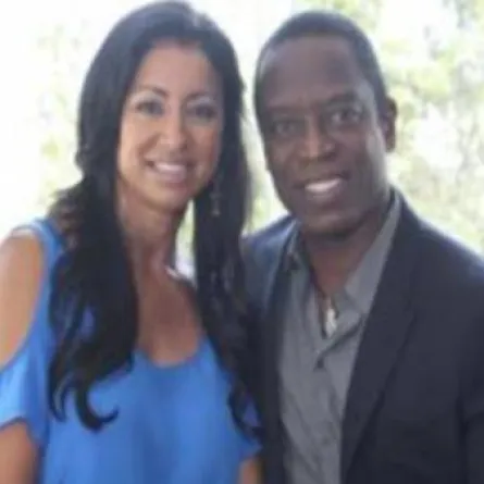 جراح تجميل يحول مطلقة إلى فتاة أحلامه ثم يتزوجها