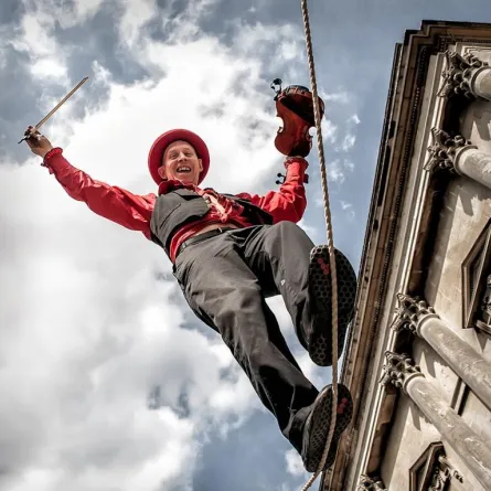 "أبوظبي عيدكم فرحتكم" يملأ الشوارع عروضاً كرنفالية