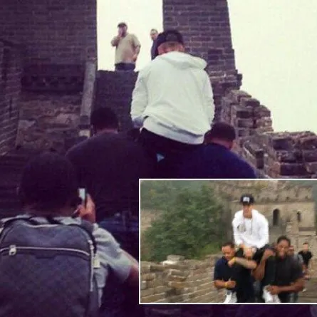 Justin Bieber يثير بلبلة بعد تسلقه سور الصين على أعناق حراسه