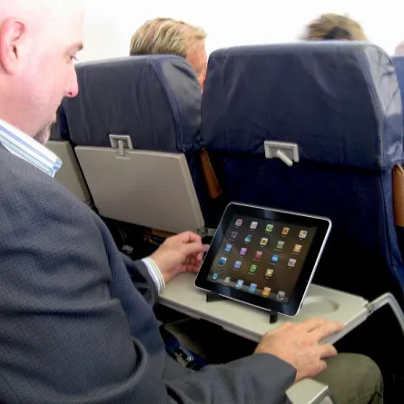 السماح باستخدام الأجهزة الإلكترونية على متن الطائرة