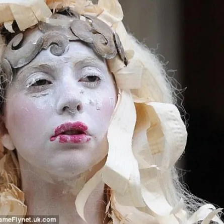 Lady gaga تلفت الأنظار بمساحيق التجميل وفستانها الـ "over"