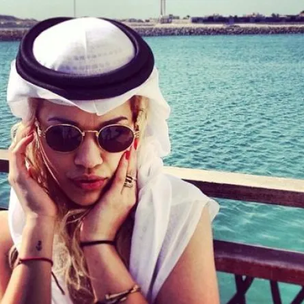 النجمة ريتا اورا بالحطّة والعقال في دبي