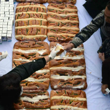 المكسيكيون يحتفلون بأكل كعكة عملاقة