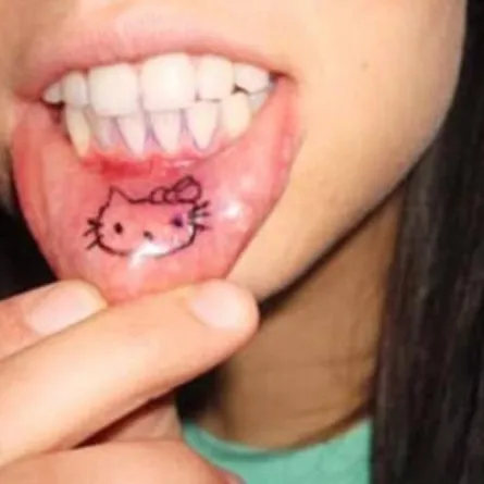 أخر صرعات الوشم هو "تاتو الشفة السفلى الداخلية"