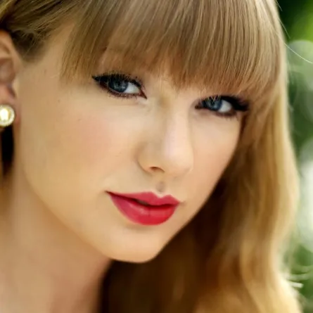 معجب يتسلل إلى المسرح ليلتقي Taylor Swift
