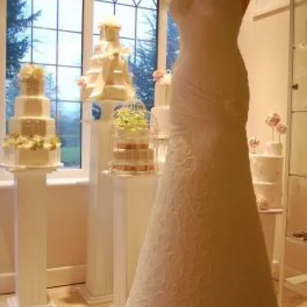 طفلة تصمم كعكة على شكل فستان زفاف والدتها