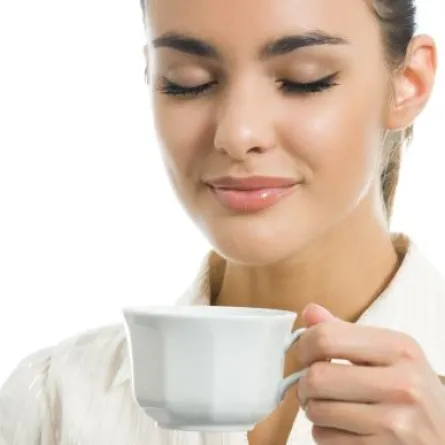 خففي الهالات السوداء بالشاي