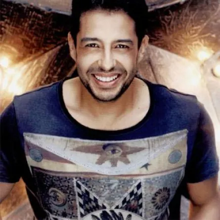 صورة لحماقي في مراهقته تثير السخرية