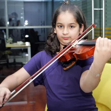 خولة الرايحي طفلة إماراتية تعزف مع أهم عازفي آسيا