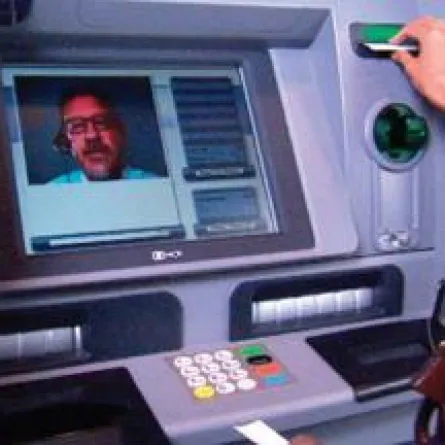 صراف آلي يخدمك بالصوت والصورة