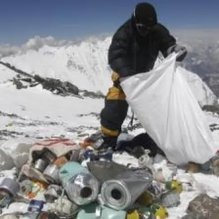جمع النفايات شرط لتسلق قمة Everest