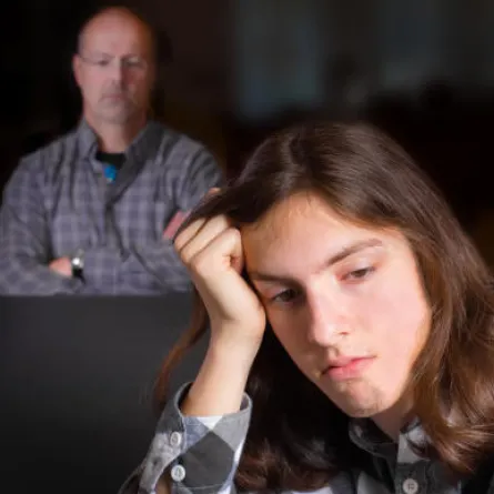 لماذا ينفر المراهق من أبيه؟