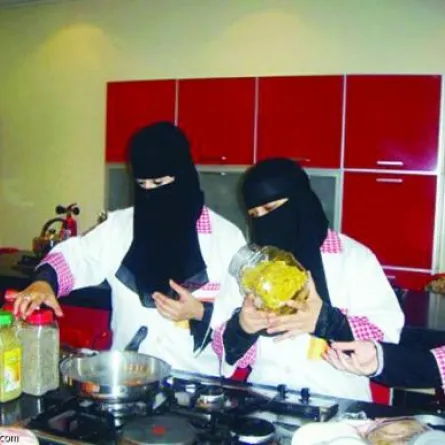 آل الشيخ: عمل السيدات في المطاعم مخالف للنظام