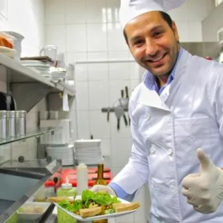 الإعلامي وسام بريدي يعدّ طبق الـ "مشروم بروفنسيال"