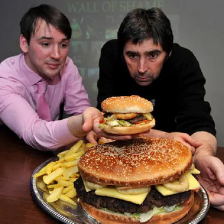 أكبر همبرغر في بريطانيا يعادل  8 أمثاله