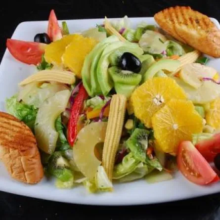 سلطة الخضر والفاكهة مع التوست