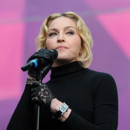 شرايين يد Madonna تفضحها وتصدم معجبيها