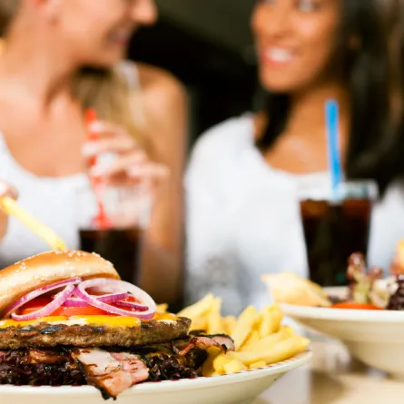 أطعمة تؤدي إلى إدمان الطعام