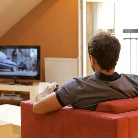 شغلته عن متابعة التلفاز فقتلها