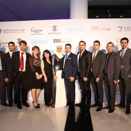 محمد عساف يتسلم شيكاً بمائة ألف درهم