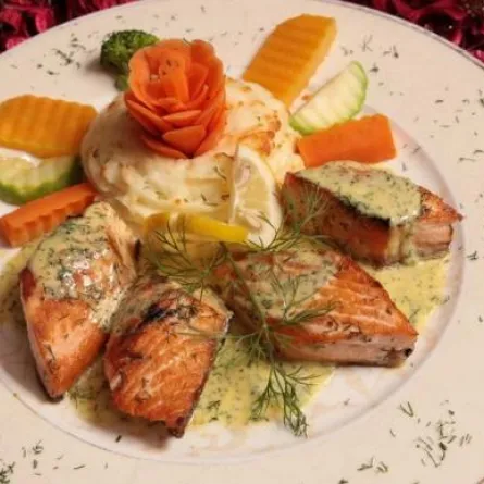 قدّمي السلمون مع البطاطا المهروسة