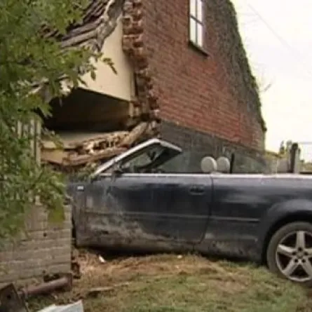 سيارة تقتحم غرفة نوم رجل كندي