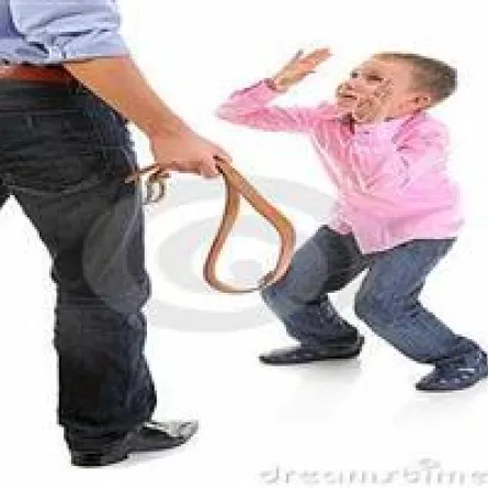 بدء التحقيق مع أبوين عذبا ابنهما بـالماء الساخن!