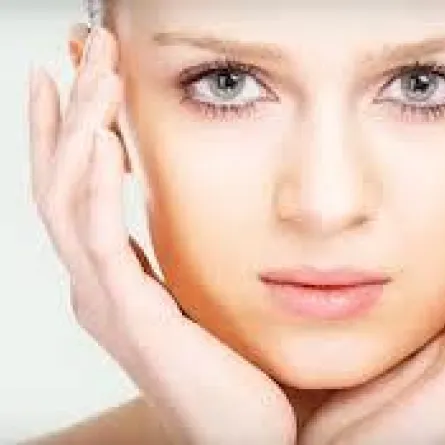 عادات تضرُّ بصحة بشرتك.. تجنبيها