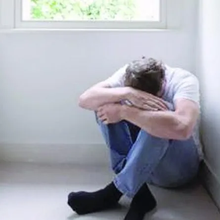 ألقى بزوجته من الطابق الرابع لشكه فيها