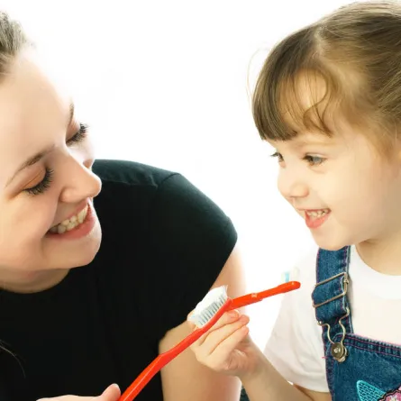 7 خطوات لتعليم طفلك استخدام فرشاة الأسنان