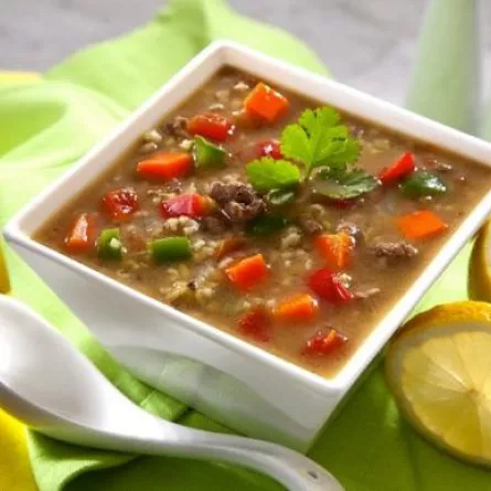 أعدّي حساء الفريكة بالخضر