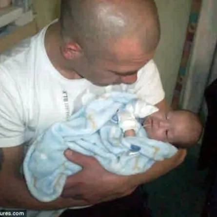 وفاة طفل بسبب قبلة من والده